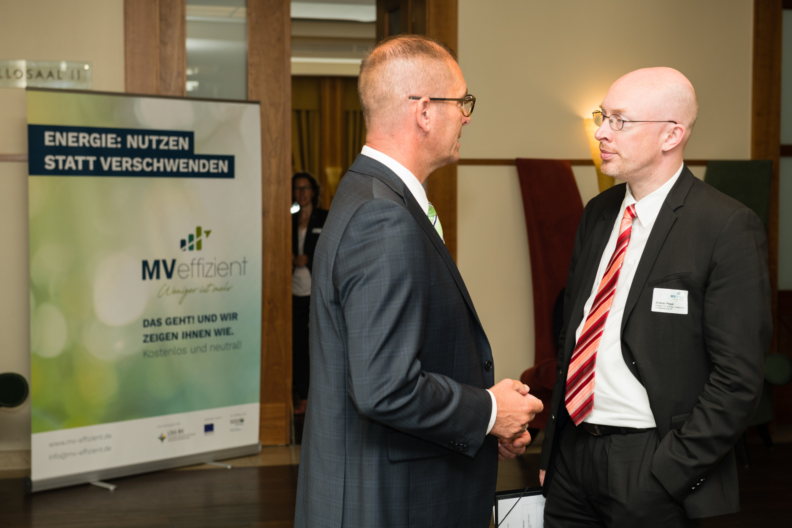 BU: Energieminister Christian Pegel (r.) u. Geschäftsführer der LEKA MV, Gunnar Wobig (l.) geben den Startschuss für die Kampagne MVeffizient (Foto: LEKA MV/Margit Wild)