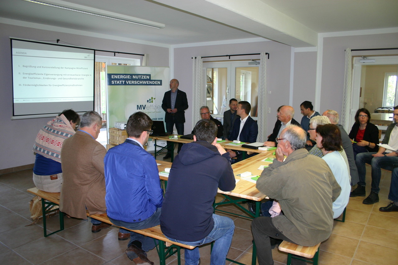 BU: Unternehmer informieren sich beim MVeffizient-Stammtisch im Ferienpark Seehof zum Thema Eigenversorgung mit erneuerbaren Energien (Foto: Peter Täufel)