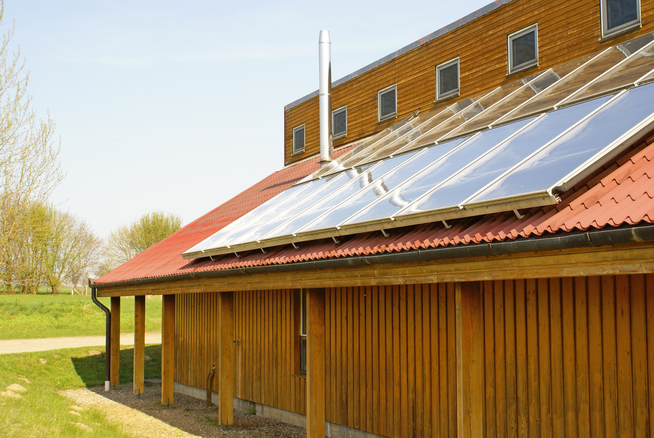 BU: Solarkollektoren sorgen für Warmwasser und Holzvergaser für eine warme Heizung. In Zukunft will der Ferienpark auch seinen Strom zu 100 % selbst aus erneuerbaren Energien erzeugen (Foto: Campingplatz Seehof GmbH)