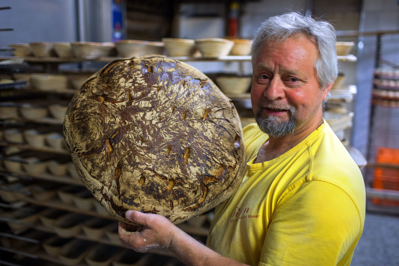 Bäckermeister Klaus Tilsen geht mit gutem Beispiel voran und spart aufgrund seiner durchgeführten Effizienzmaßnahmen jeden Monat Energiekosten in Höhe von 2 500 Euro (Foto: Bäckerei und Konditorei Adolf Tilsen GmbH)