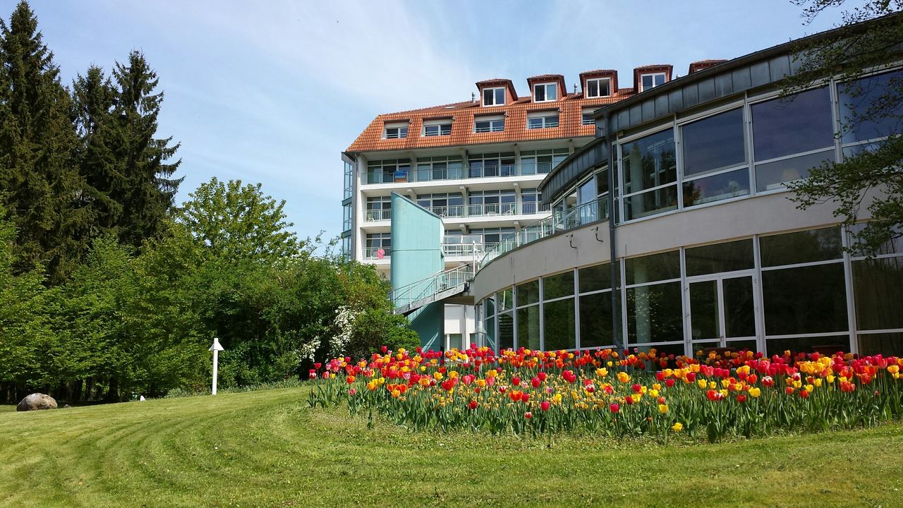 BU: Derzeit versorgen zwei effiziente Blockheizkraftwerke das Moorbad Bad Doberan mit Wärme und Strom (Foto: Dr. Ebel Fachklinik)