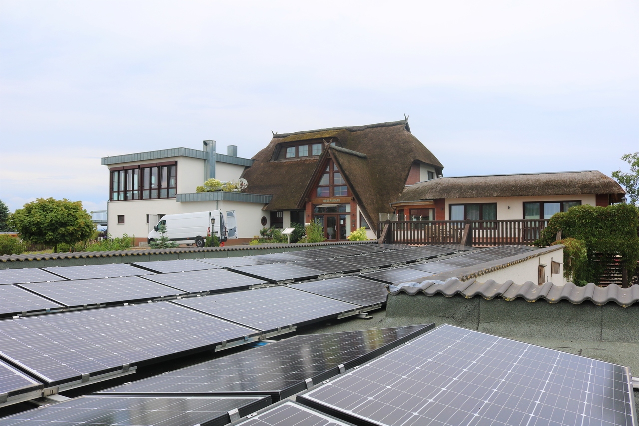 BU: Autarkie mit erneuerbaren Energien. Das Haffhus in Ueckermünde braucht kein öffentliches Netz mehr. Der Vorteil: Das spart nicht nur Netzentgelte und Steuern, sondern zusätzlich die gesamte EEG-Umlage. (Foto: Hotel & Ferienanlage Haffhus GmbH)