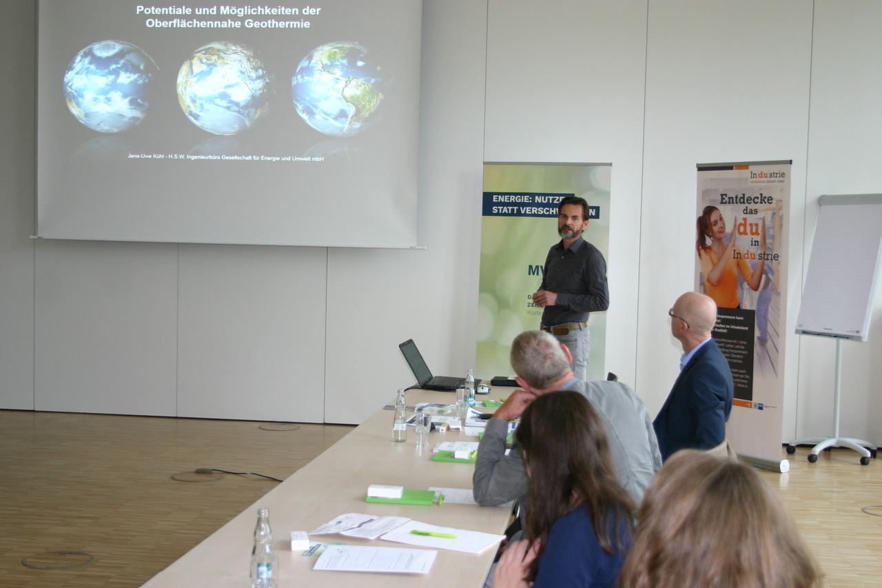 BU: Jens-Uwe Kühl, Geschäftsführer H.S.W. Ingenieurbüro Gesellschaft für Energie und Umwelt mbH, erläutert die Funktionsweise einer Wärmepumpe (Foto: Peter Täufel)