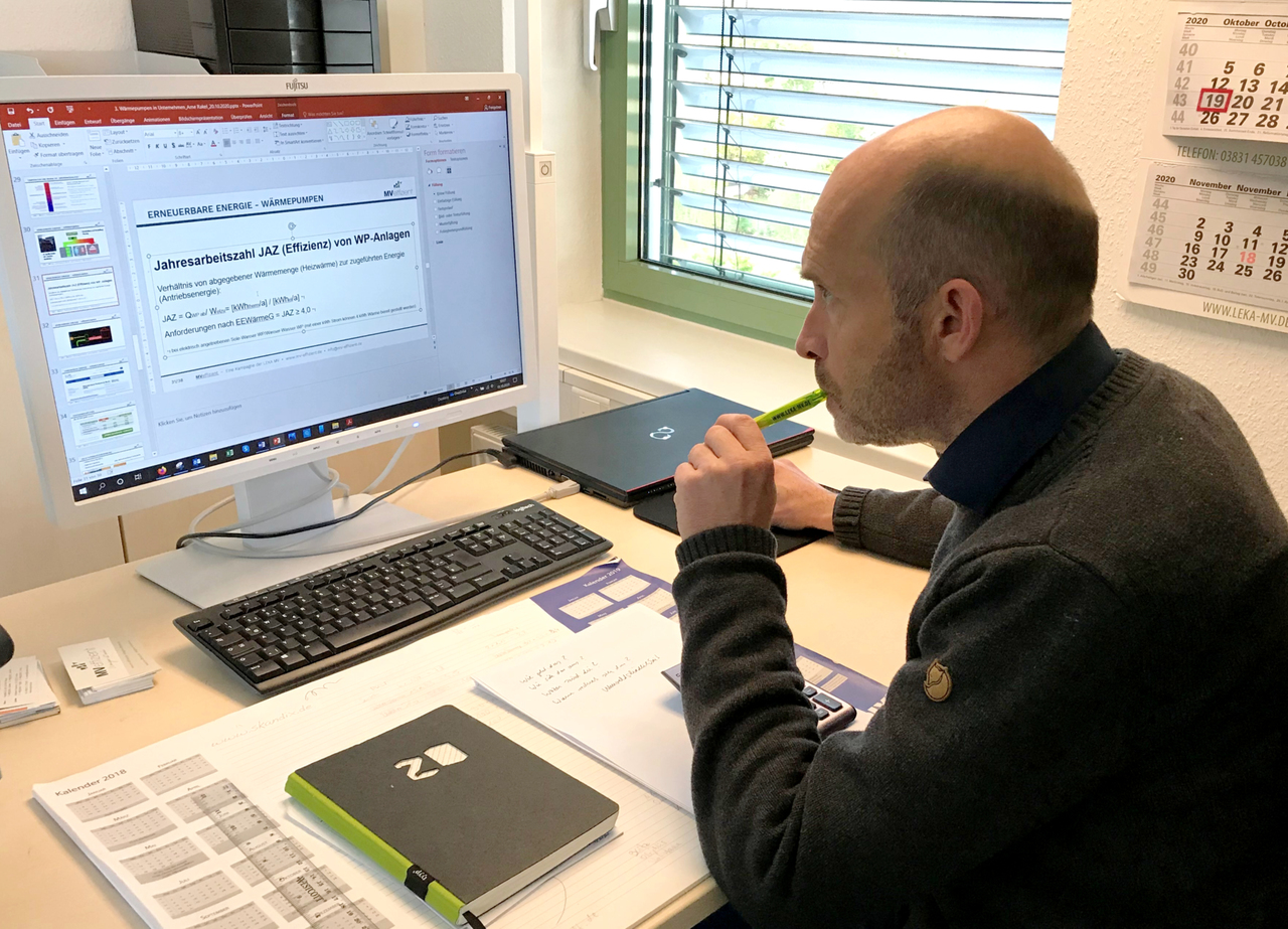 BU: Der Technische Berater Arne Rakel informiert die Unternehmer beim Online-Stammtisch. (Foto: LEKA MV)