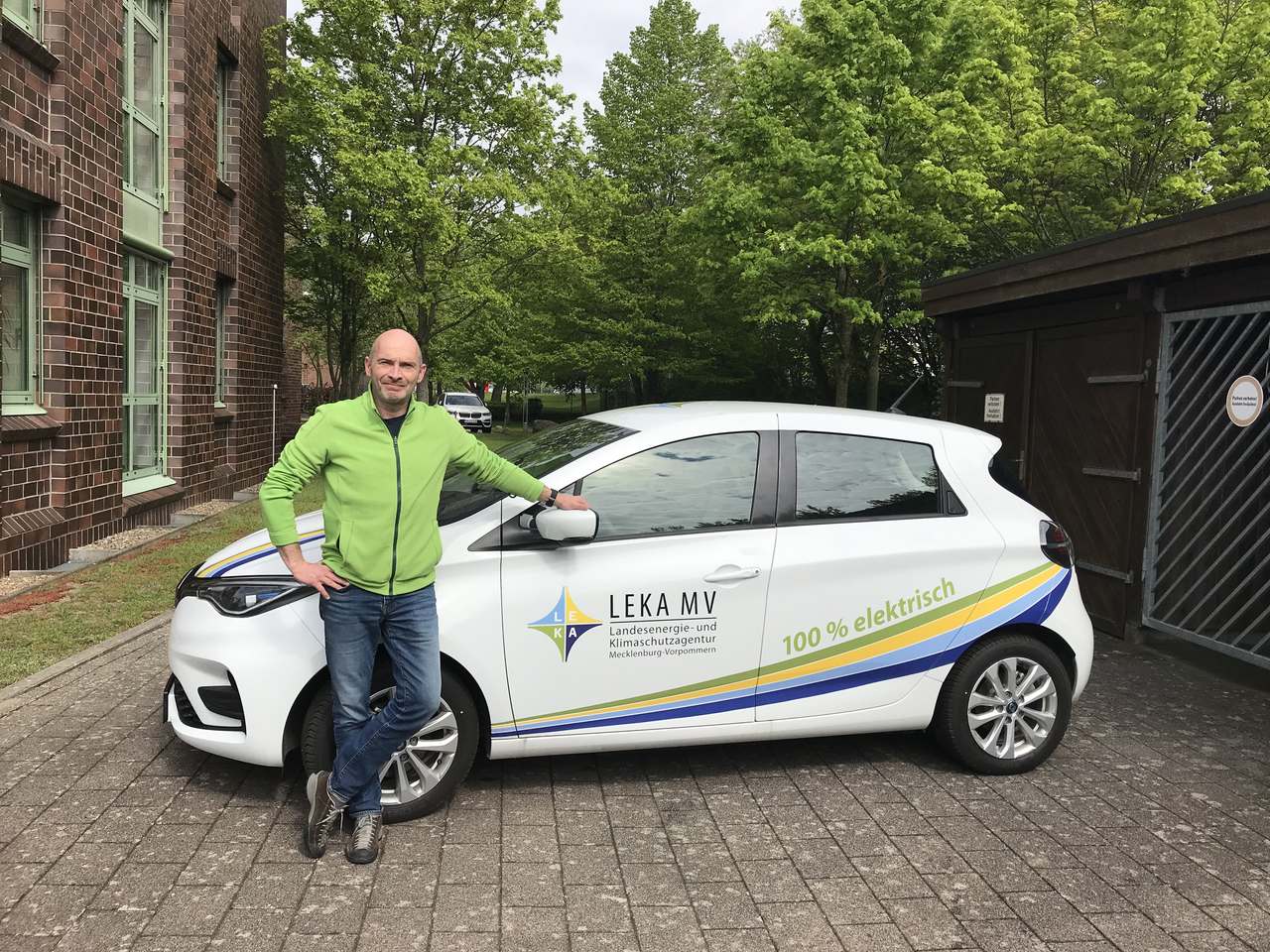 BU: Arne Rakel, Technischer Berater der LEKA MV, zeigt warum sich der Umstieg auf E-Mobilität lohnt (Foto: LEKA MV GmbH)