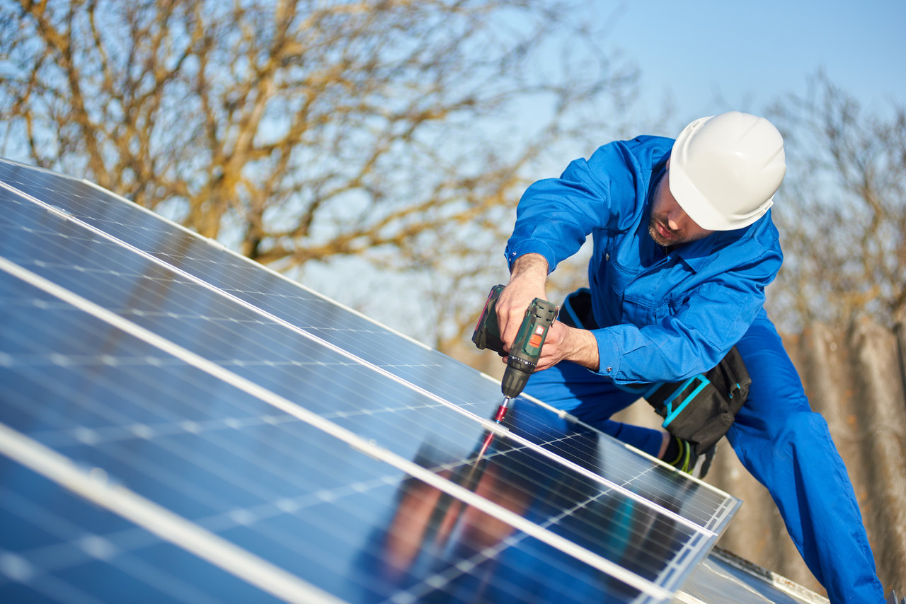 BU: Mit PV-Anlagen Strom einfach und sehr günstig selbst auf dem eigenen Firmendach erzeugen (Foto: Shutterstock) 