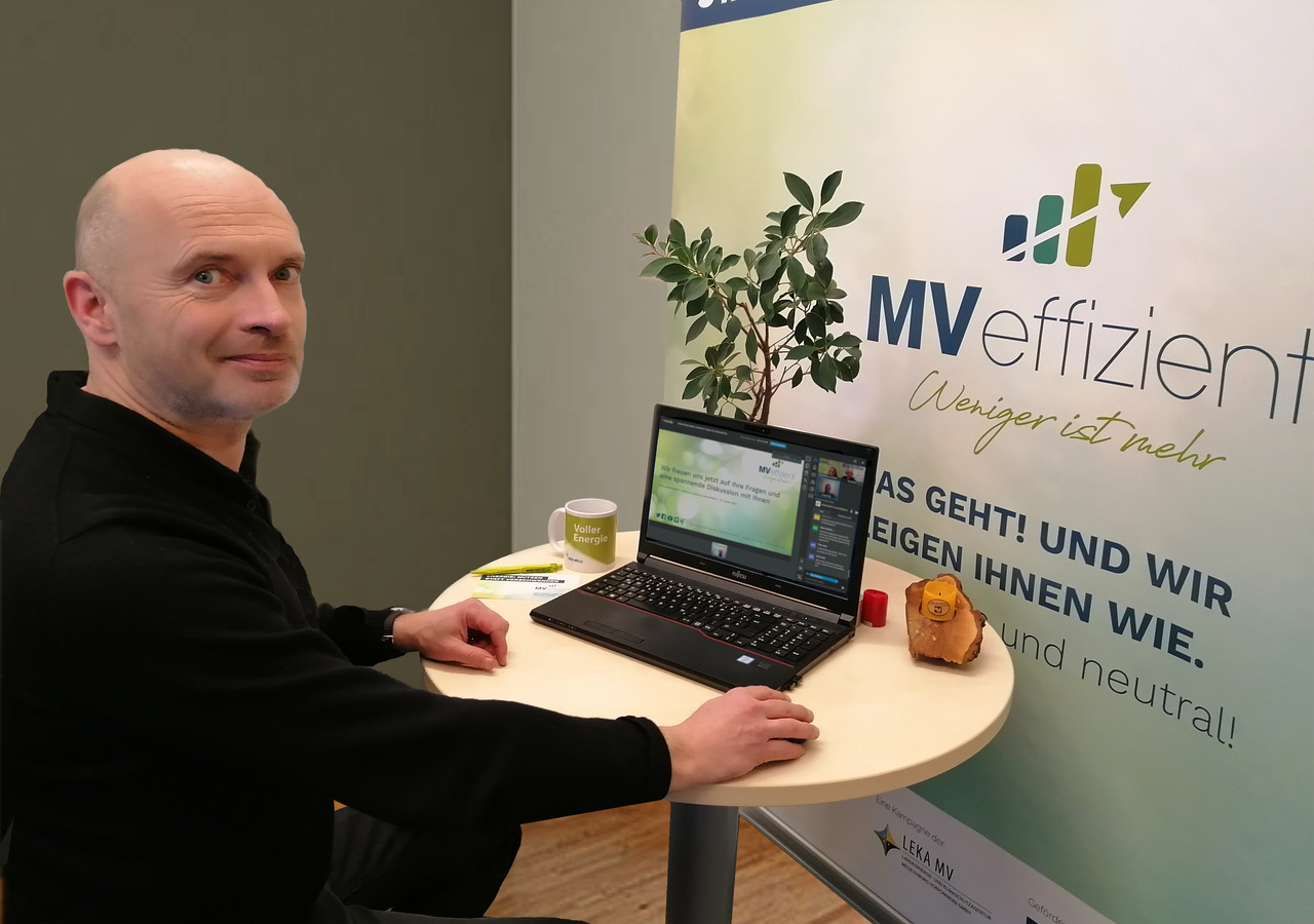 BU: Arne Rakel, Technischer Berater der LEKA MV, zeigt Unternehmer/innen beim Online-Stammtisch, wie sie ihre Abwärme sinnvoll nutzen und Energiekosten sparen (Foto: LEKA MV).