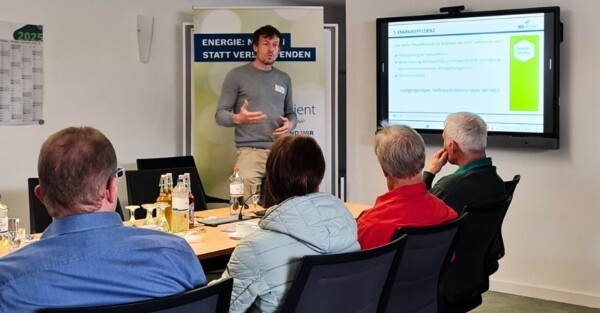 Robert Reinschmidt stellt MVeffizient beim Unternehmerfrühstück in der HIH Holzindustrie Hagenow vor.